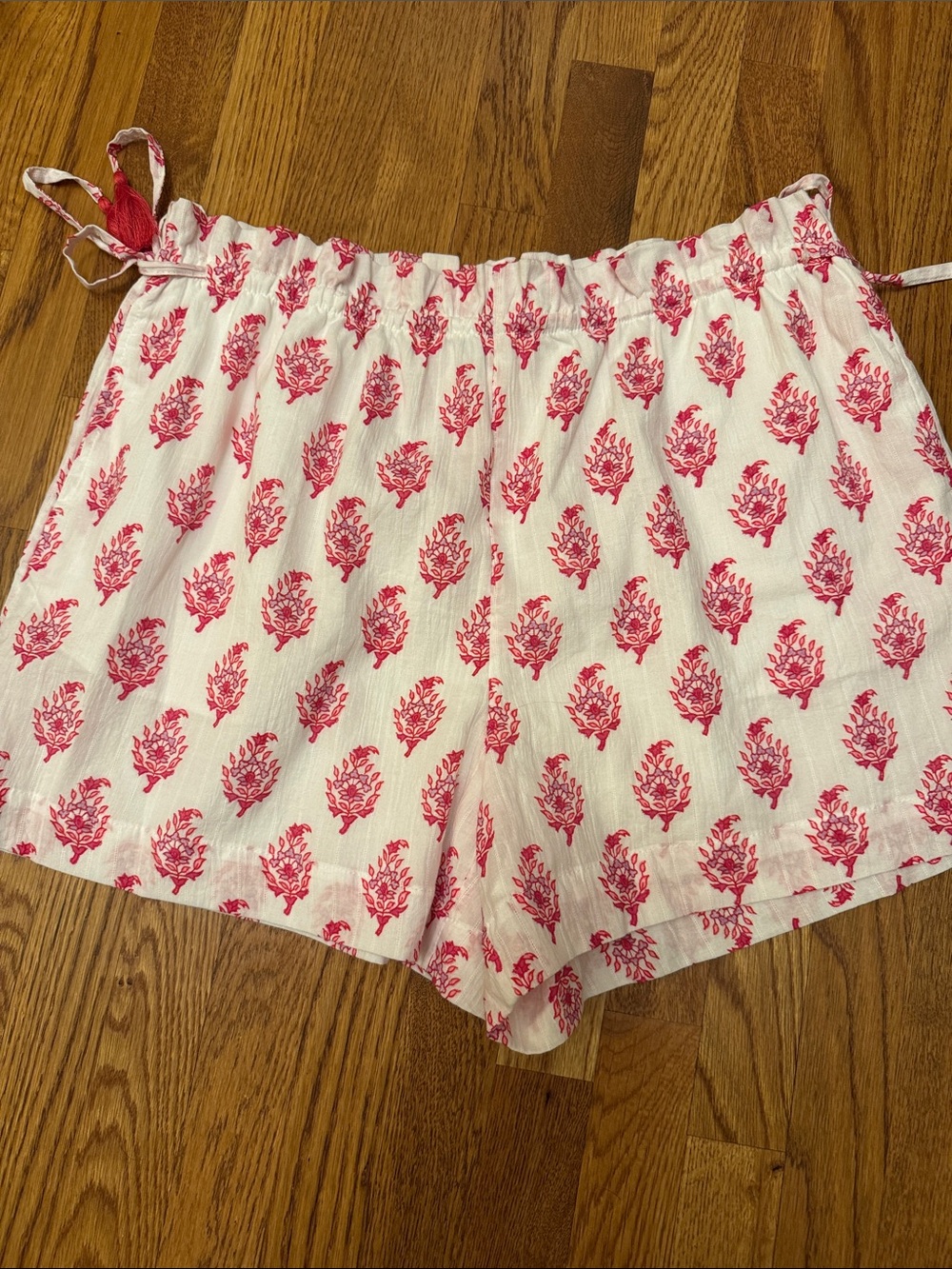 Roller Rabbit White Lightweight Shorts with Pink Floral Print Large